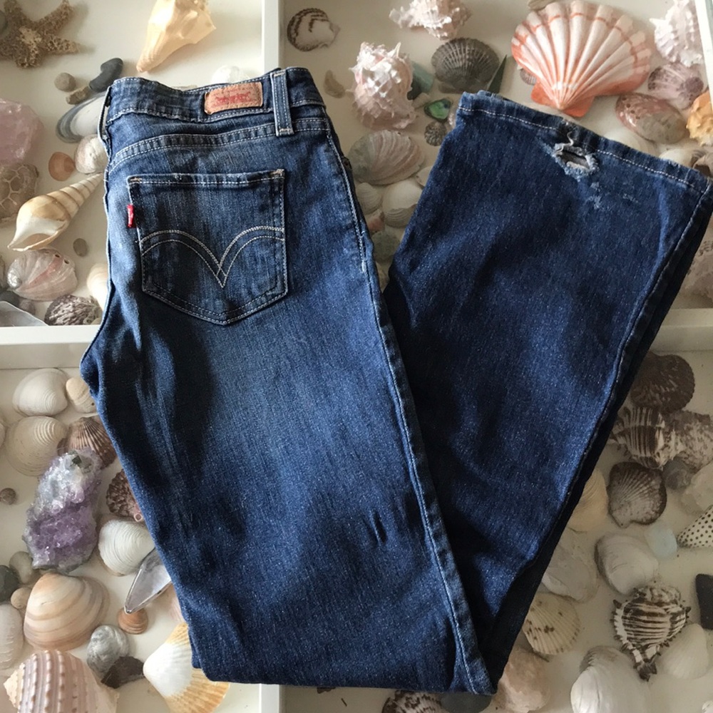 Levi’s Junior Sz 5M, curvy cut with slight flair